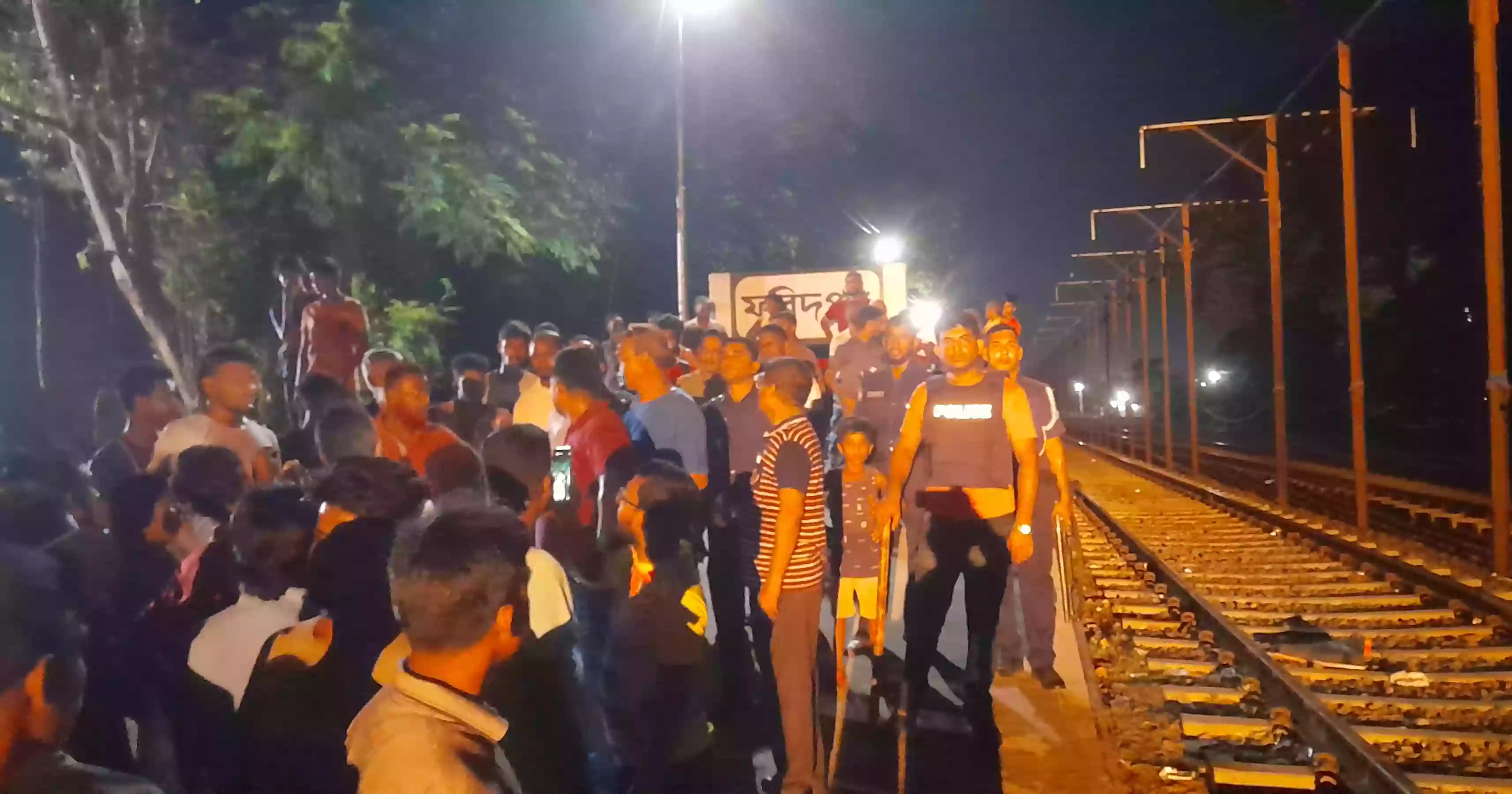 Rajbari-bound commuter train held over by protesters at Faridpur station