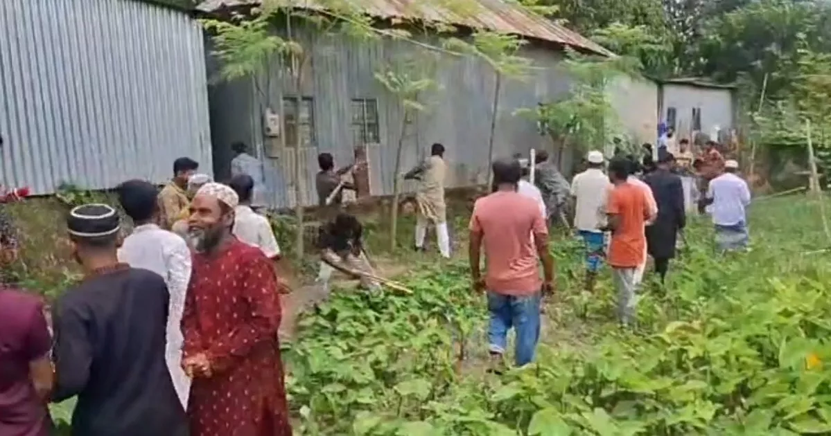 Mob vandalizes houses of suspected drug dealers in Faridpur