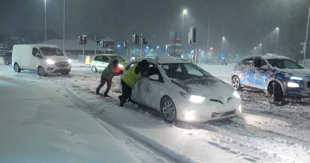 Heavy snow brings widespread disruption across the UK