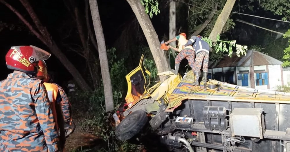2 die as truck hits tree in Faridpur