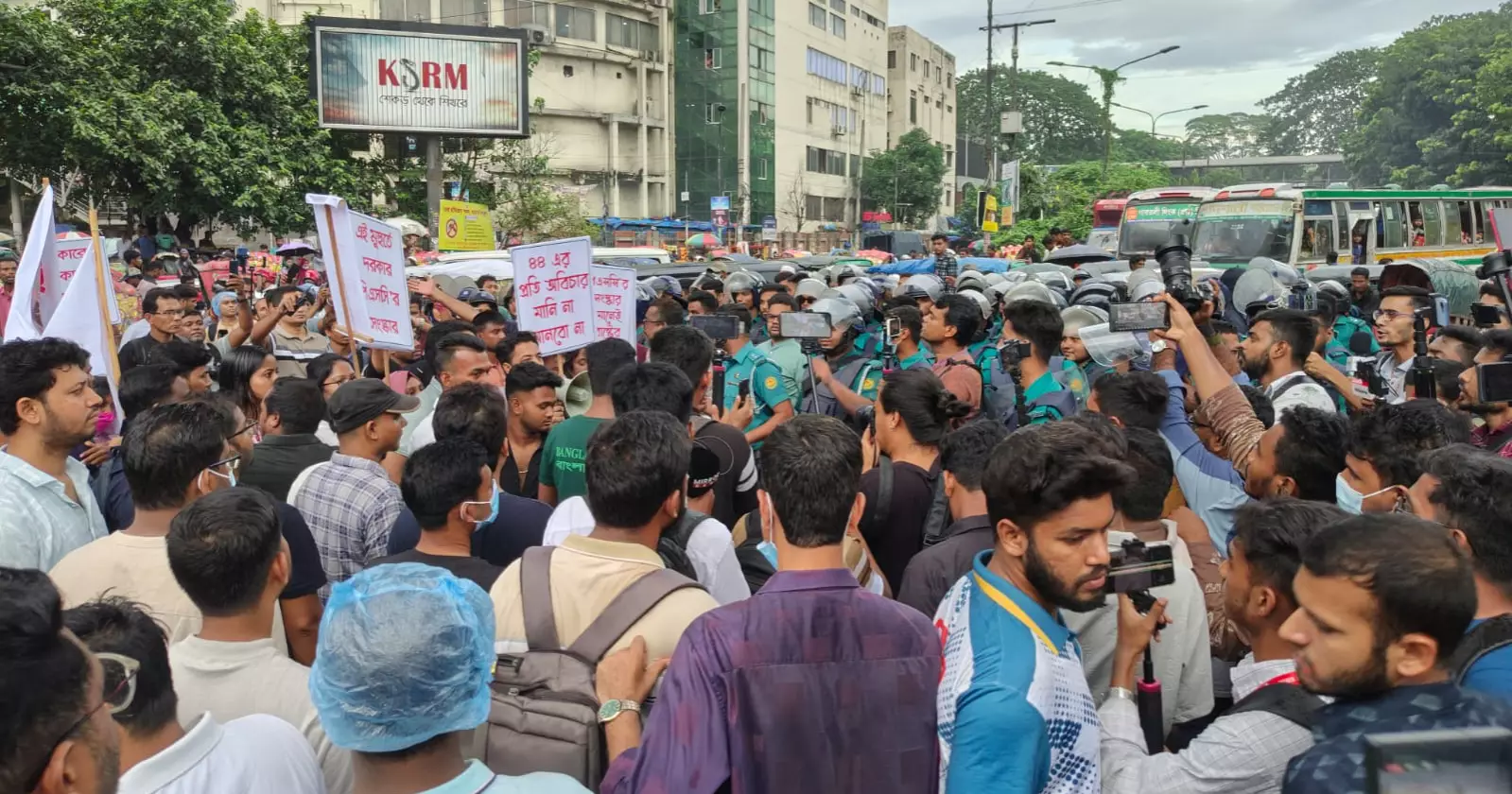 Job seekers block Shahbagh clashing with police