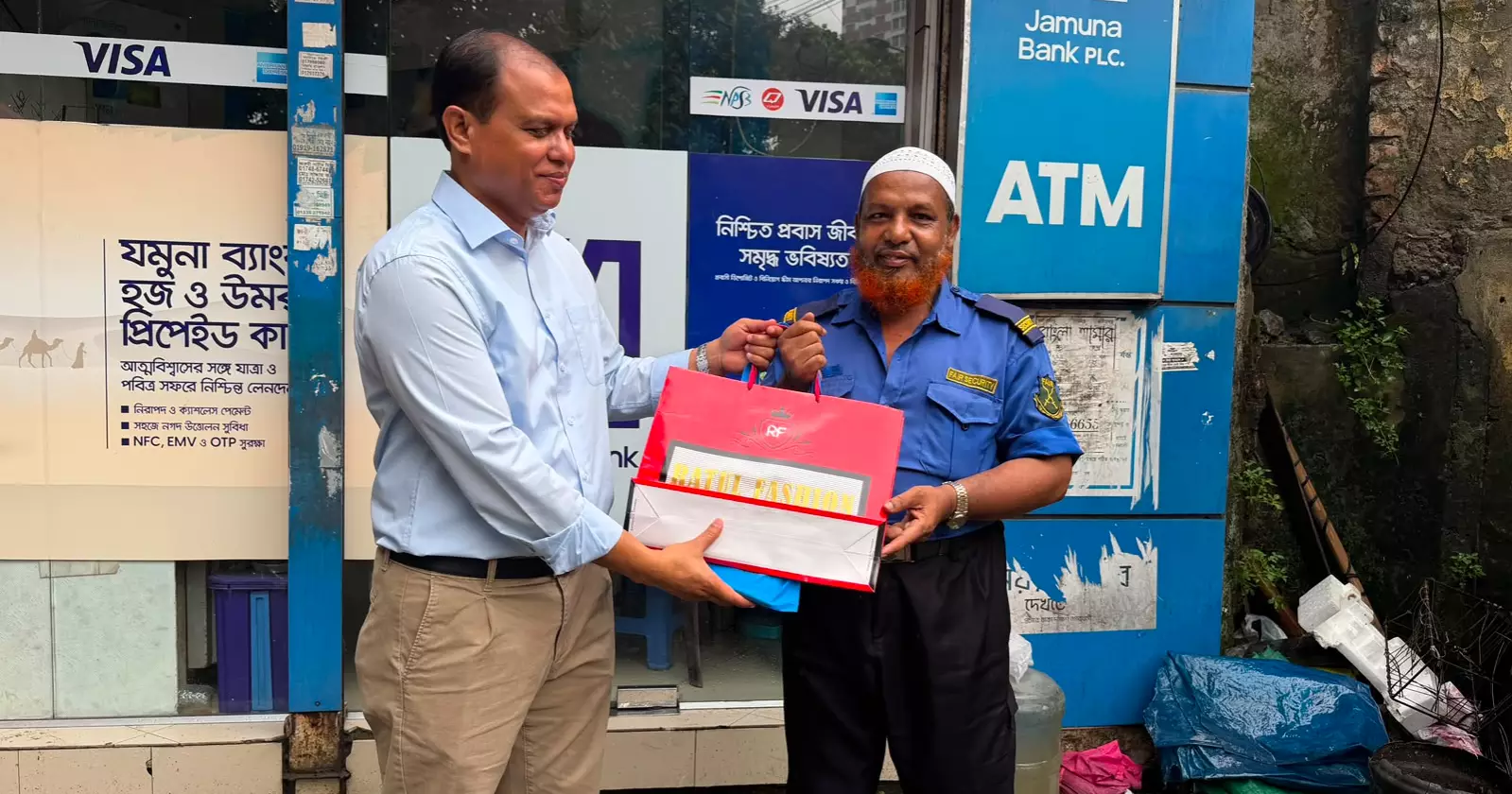 PM’s surprise gifts delight security guard who saluted his motorcade daily
