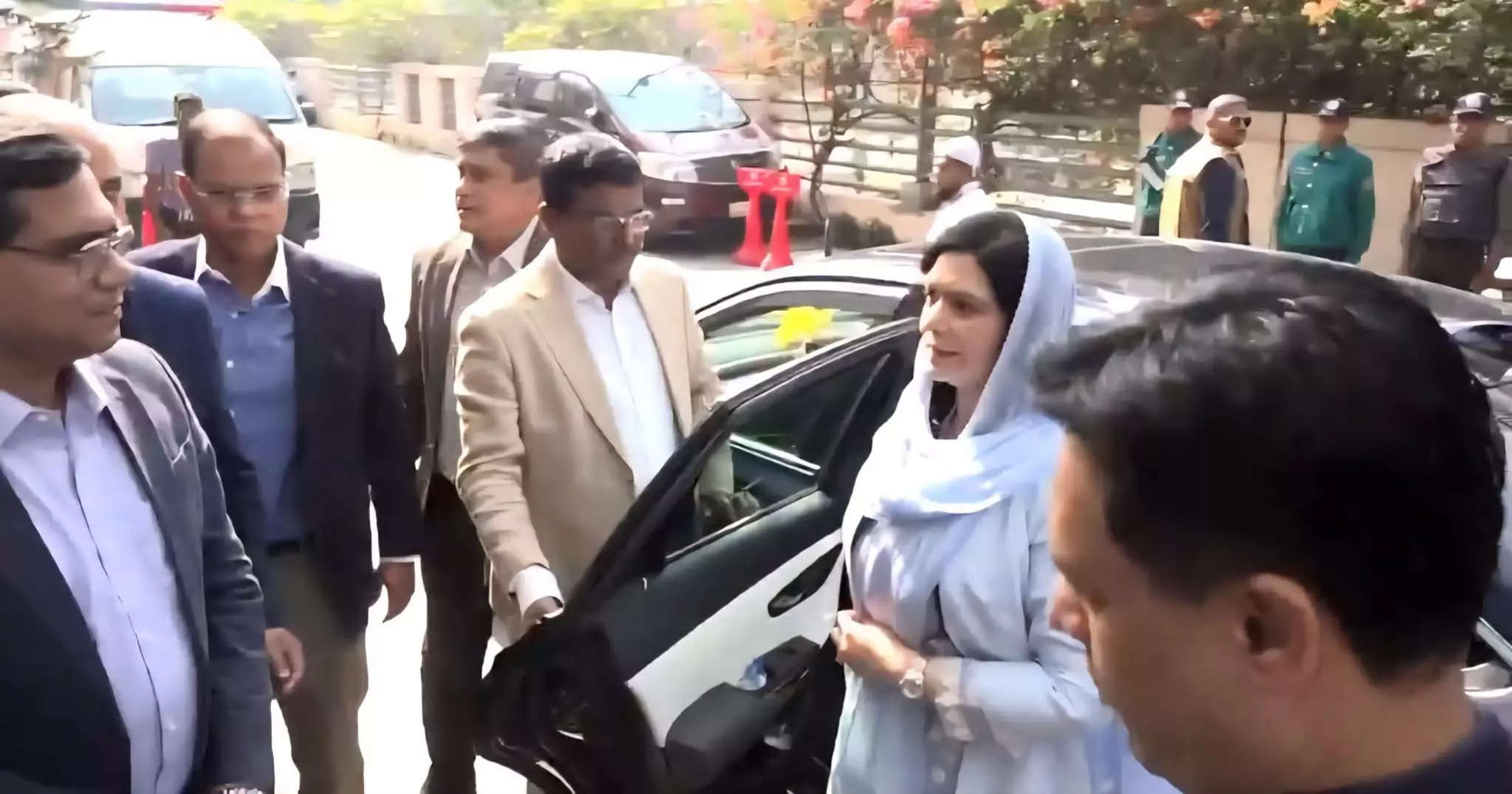 Zubaida reaches Dhaka, rushes to Evercare to see Khaleda