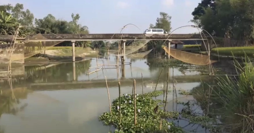 Crippling bridge forces 30,000 Lalmonirhat residents to risk their lives daily