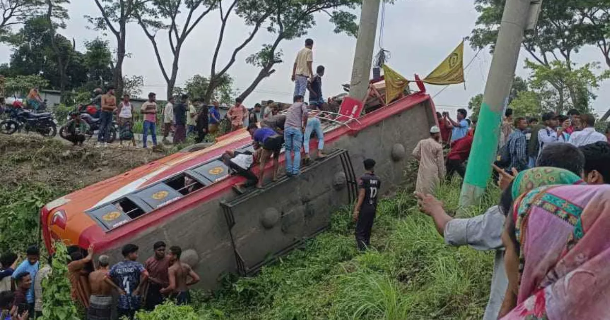 Seven killed, 31 injured in devastating Faridpur bus crash