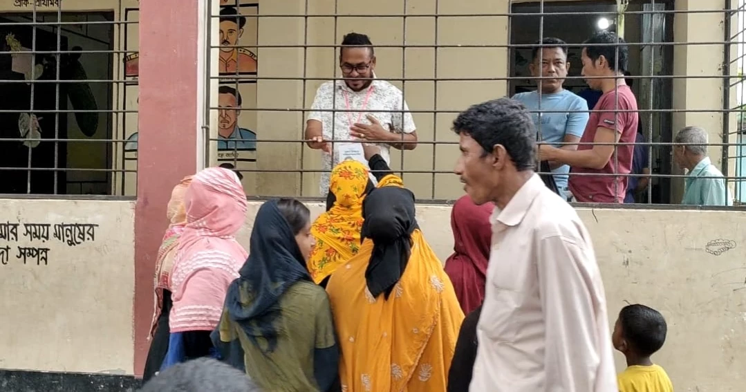 Upazila Election: Video of candidate's agent distributing money in Cox’s Bazar goes viral; authorities pledge action