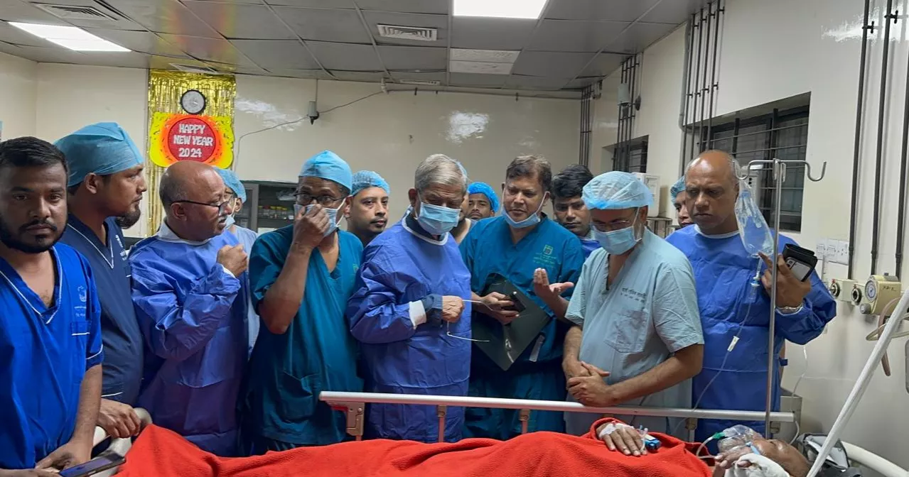 Fakhrul visits injured Swechchhasebak Dal President Jilani at BSMMU
