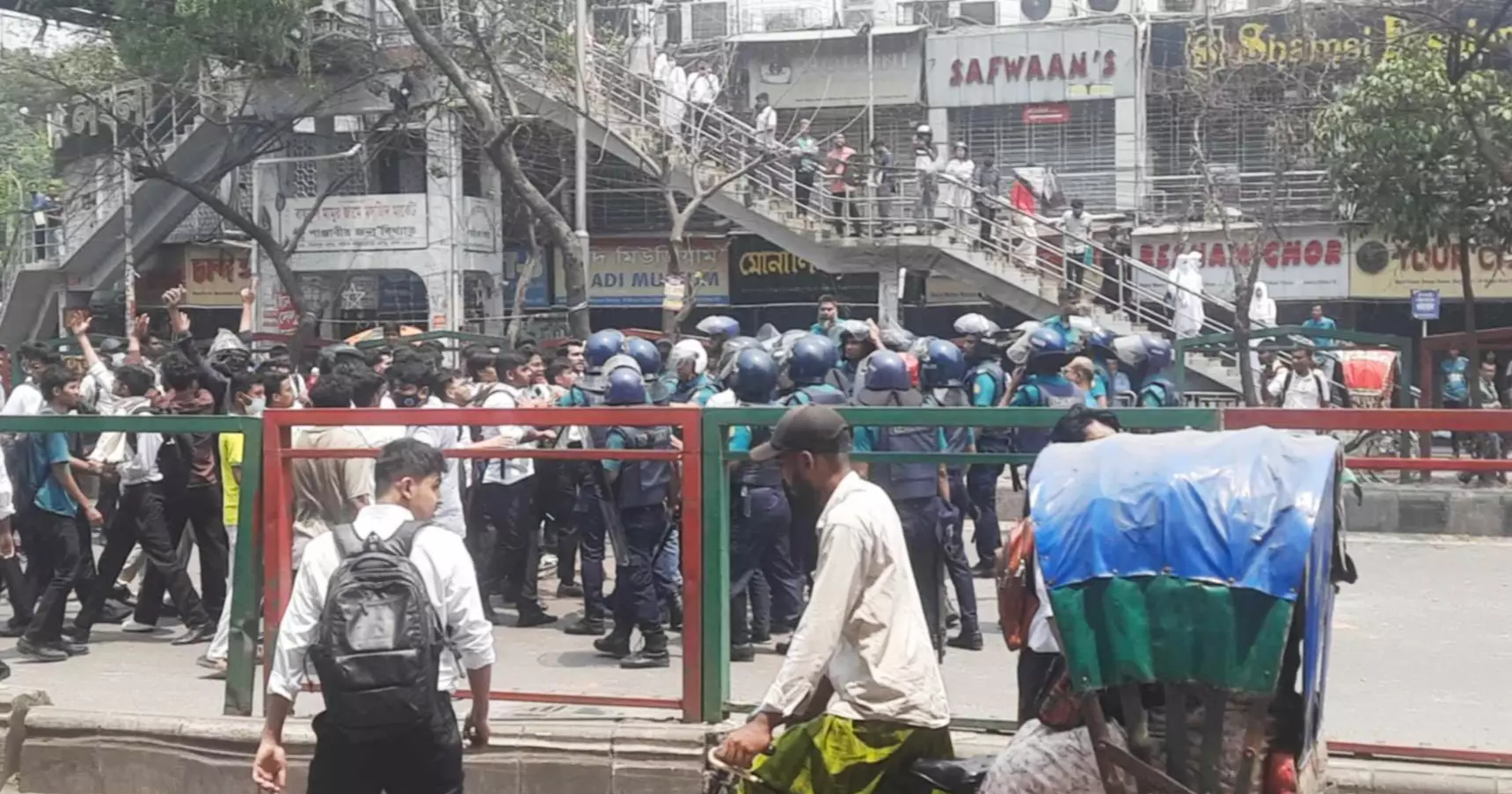 Dhaka College, City College students clash at Science Lab