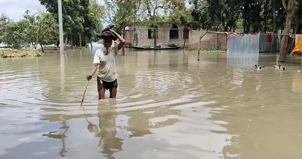 Flood miseries ease at Chapainawabganj as River Padma falls