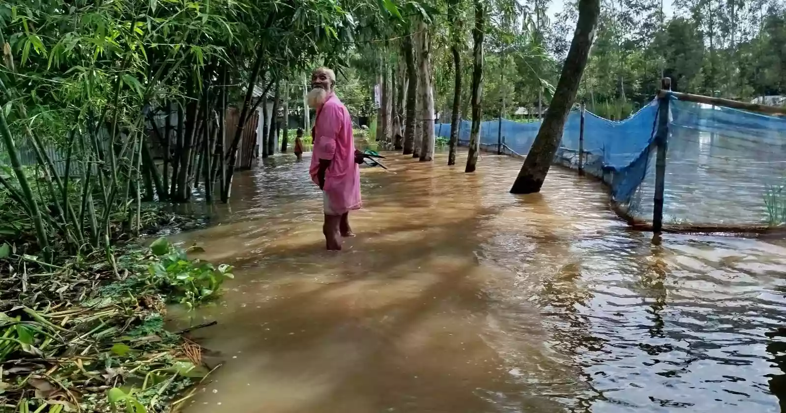 Flood inundates low-lying areas in Lalmonirhat; 20000 people marooned 