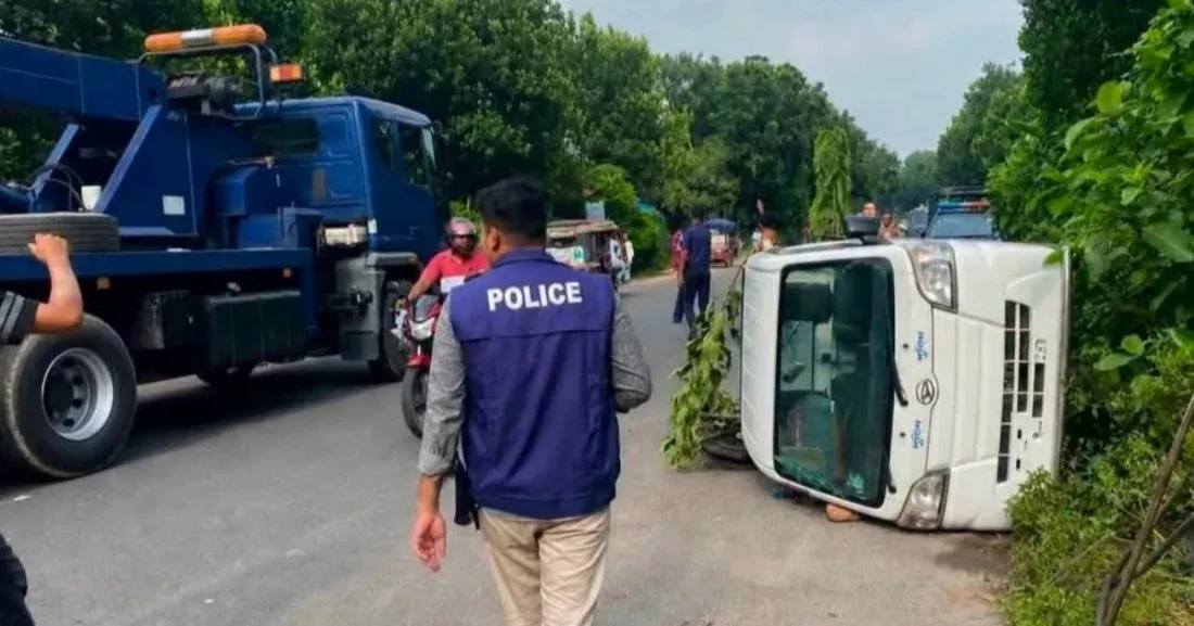 Police officer killed, 9 injured as van overturns in Madaripur