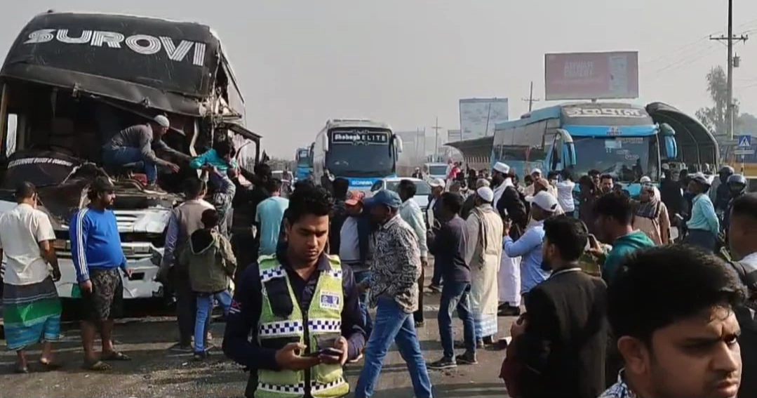 Collision along 3 vehicles on Dhaka-Mawa expressway leaves 12 injured