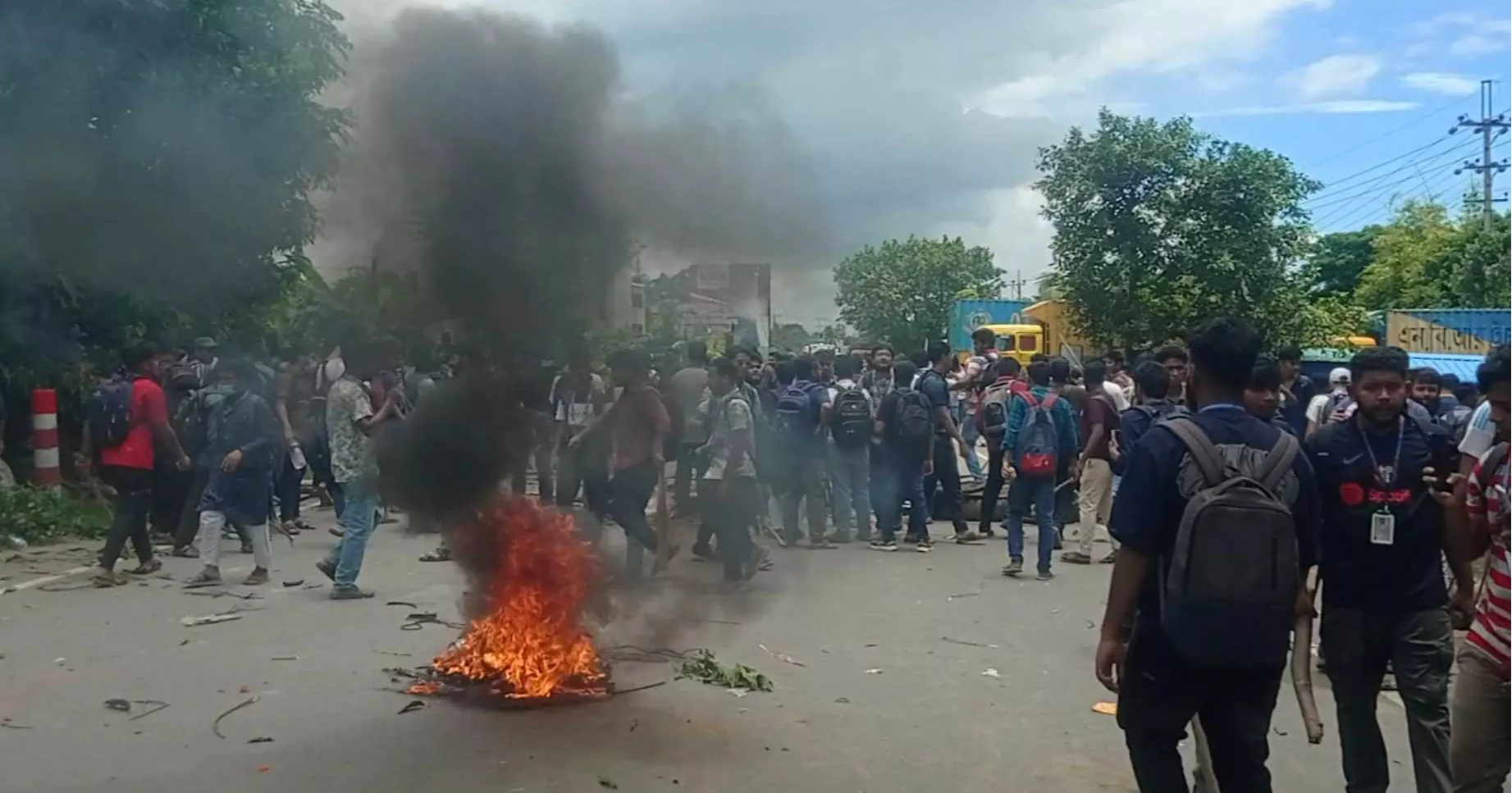 Quota protesters block Dhaka-Chittagong highway, railway