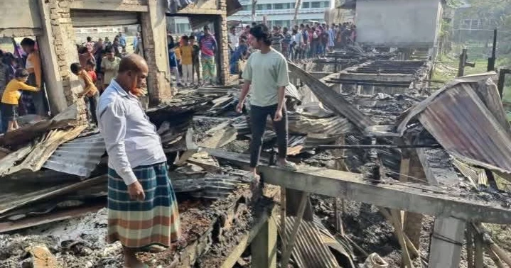 10 shops gutted by fire in Faridpur’s Alfadanga