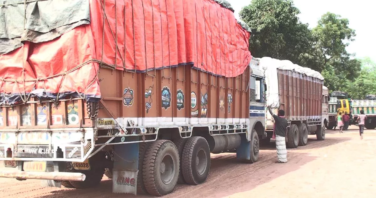 Onion import resume through Sonamasjid land port after 3 months