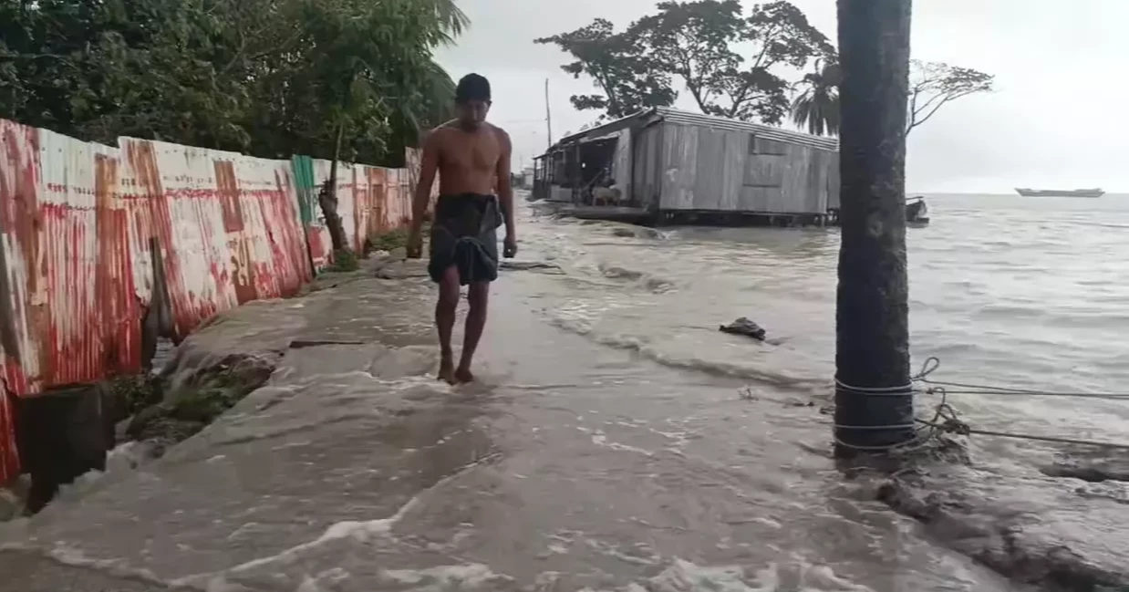 Over 5,000 homes damaged as storm, tidal surge hit Bhola