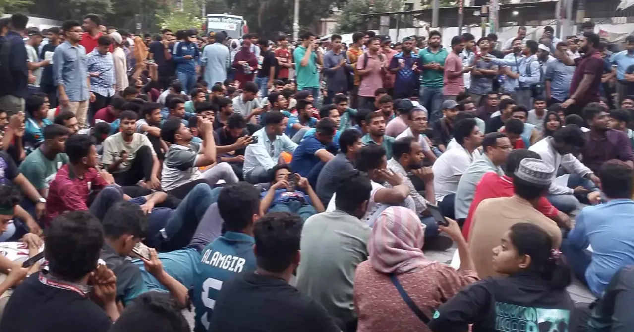 Hurling water bottle: JnU student handed over to family after apology