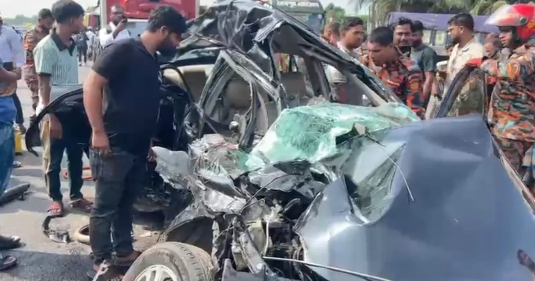 Four killed as bus collides with private car in Munshiganj