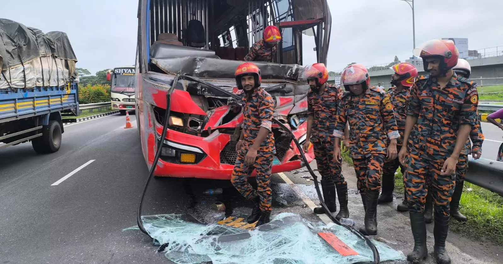1 killed, 10 injured as truck rams parked bus on Dhaka-Mawa Expressway