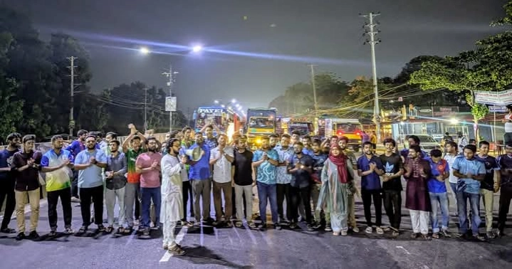 JU students block Dhaka-Aricha highway demanding AL ban