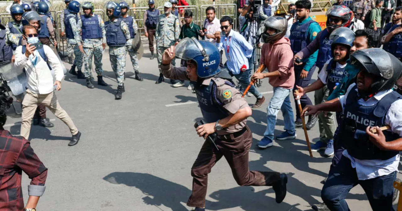 Tension near Jamuna as protesters demand 9th pay scale
