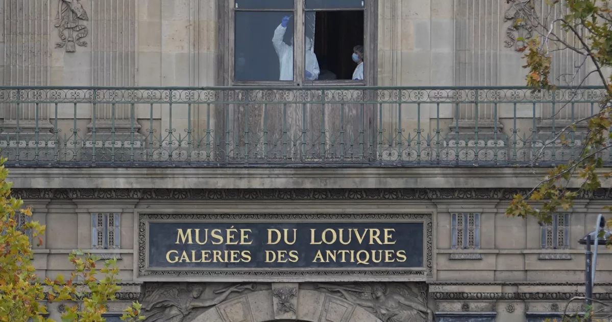 Thieves make off with crown jewels from Louvre in minutes