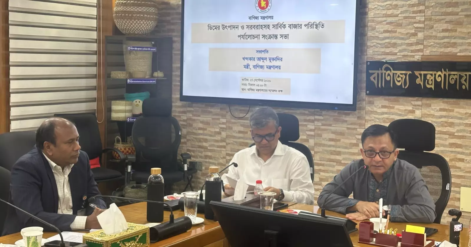 Commerce minister urges egg traders to play responsible role, keep market stable
