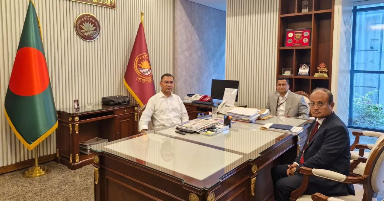 DU Vice-Chancellor meets Prime Minister at Secretariat