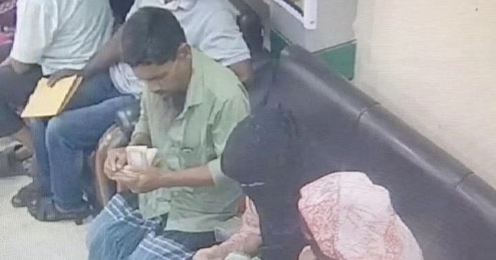 Thief flees with Tk 4 lakh as customer counts cash at Pubali Bank in Cumilla