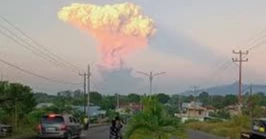 Volcanic eruption in Indonesia prompts evacuations and flight disruptions