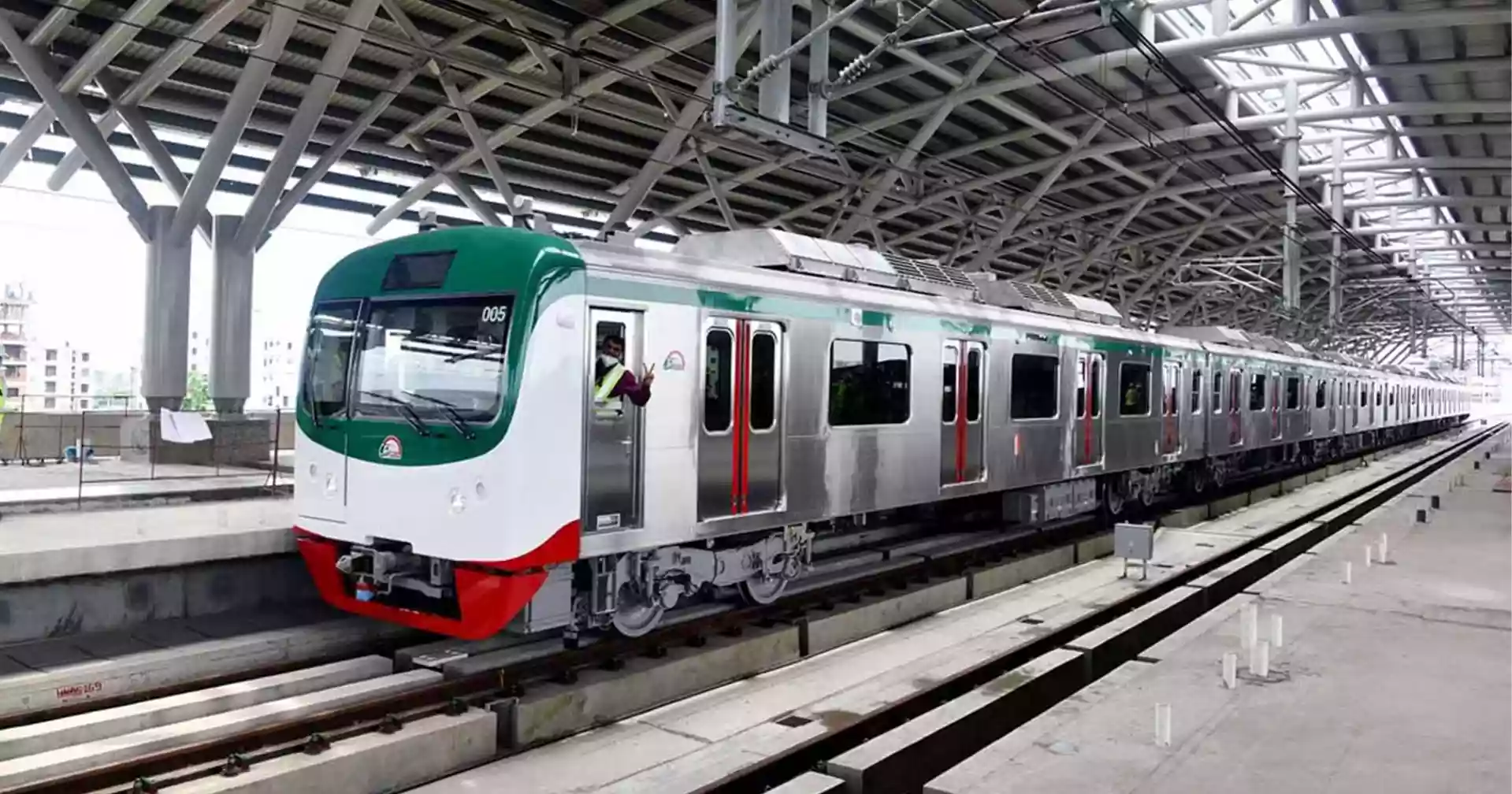 Farmgate pedestrian killed as bearing pad falls; metro services suspended