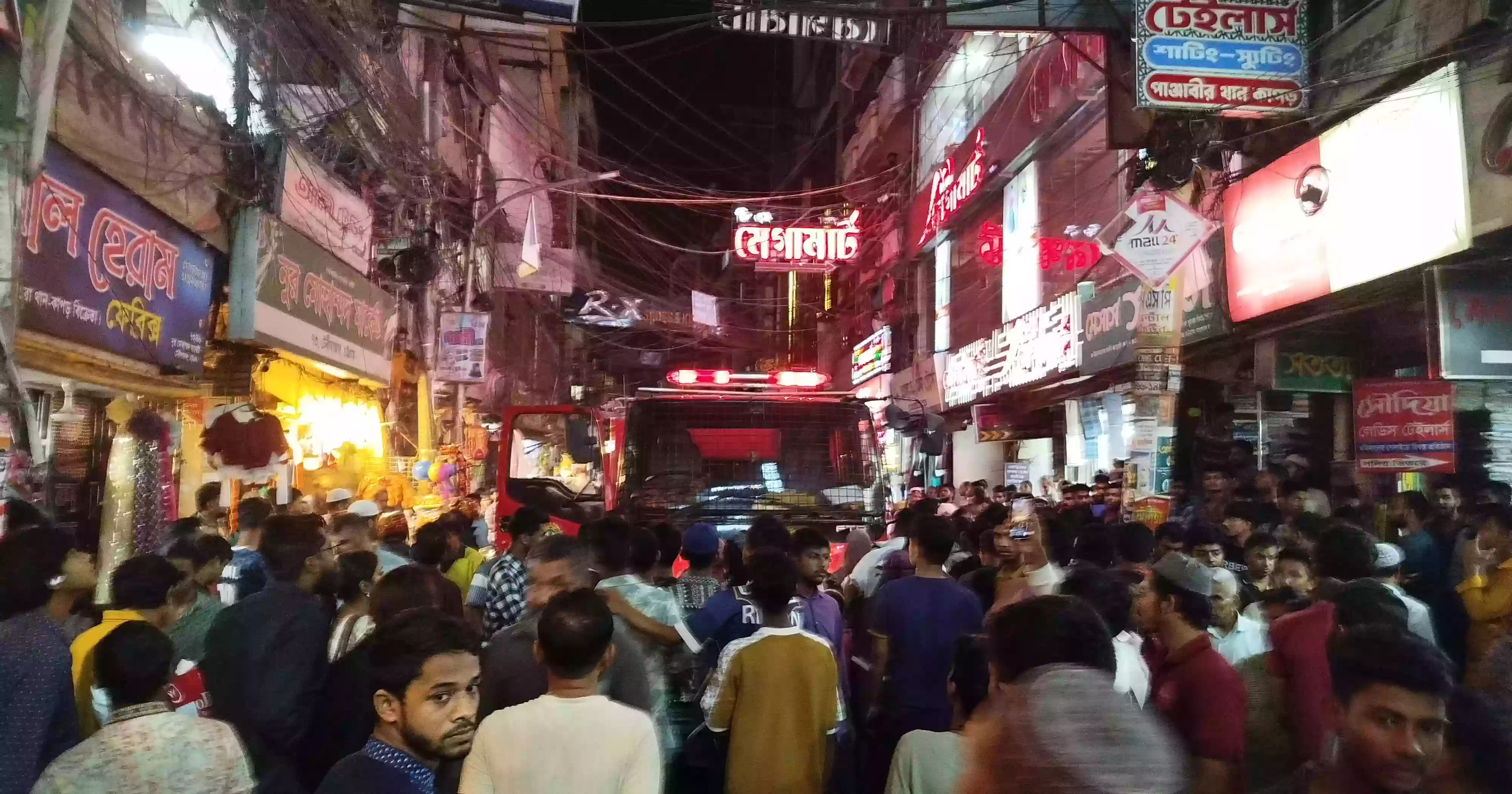 Fire breaks out at Chattogram warehouse for terry towels, burns for an hour