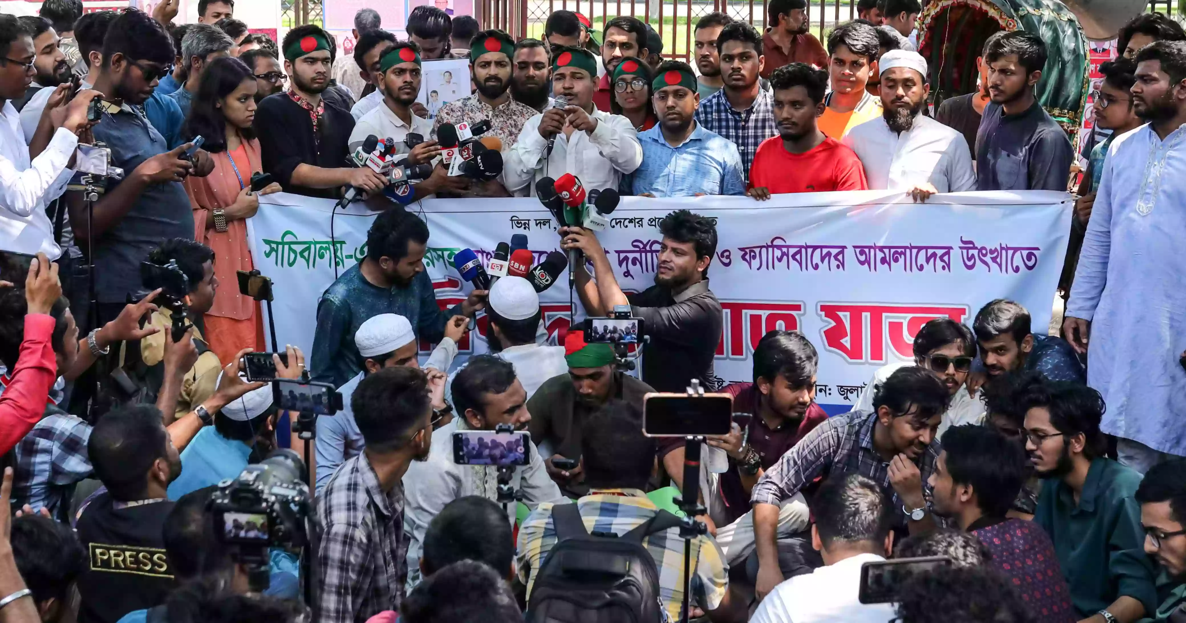 Protesters demand removal of anti-reform bureaucrats from Secretariat