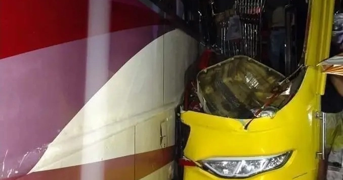 2 bus drivers killed, 12 injured in accident on Rajshahi-Chapainawabganj Highway