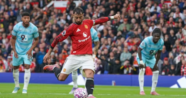 Stoppage-time penalty rescues Man United, buys Amorim more time