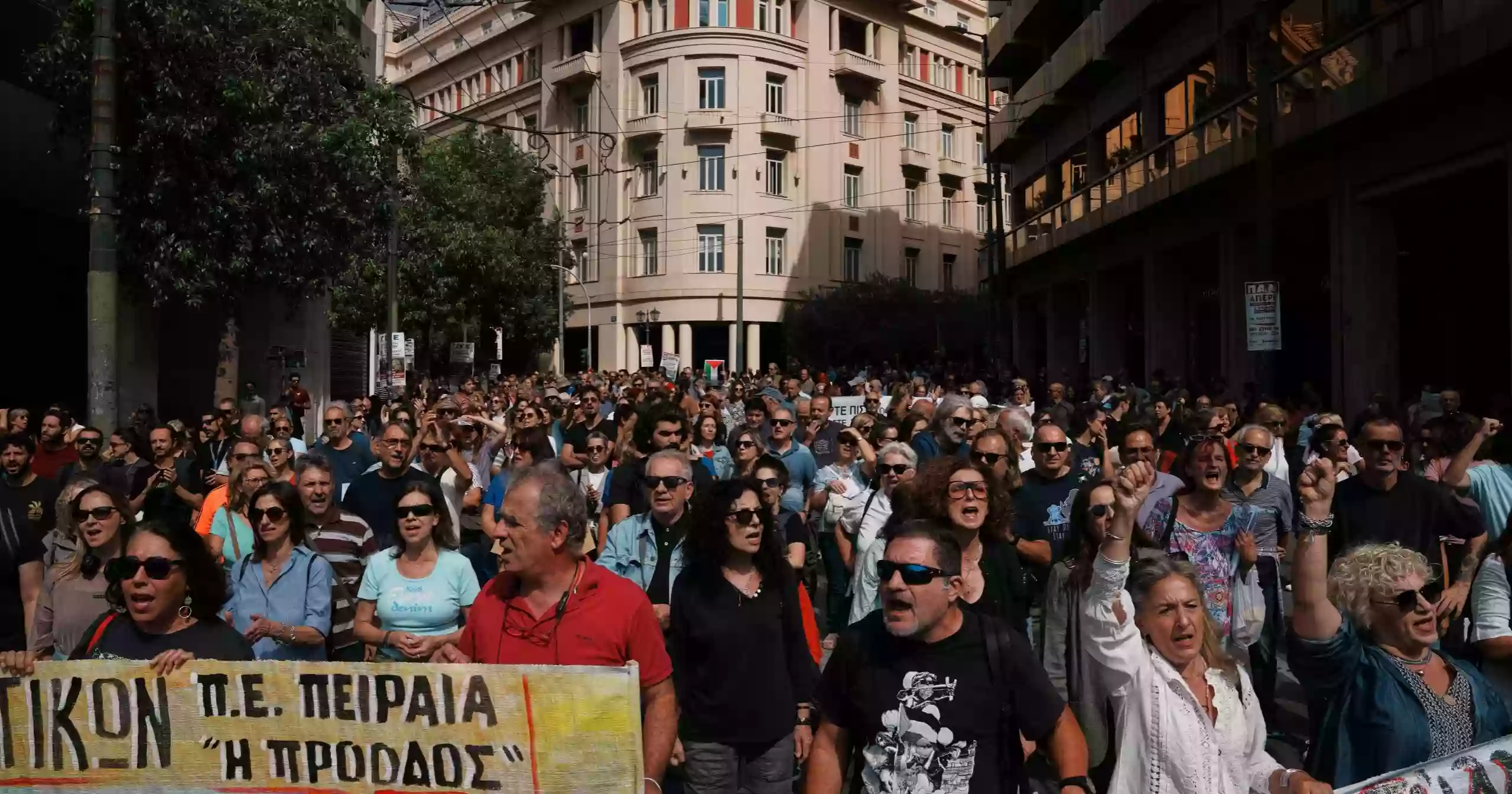 Thousands protest against labor law changes in Athens, nationwide services disrupted