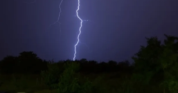 Lightning kills 2 in Chapainawabganj