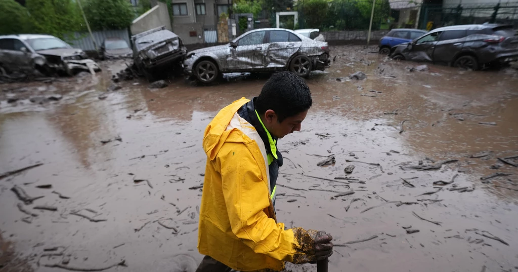 Heavy rain floods homes, sweeps away cars in Chile's capital