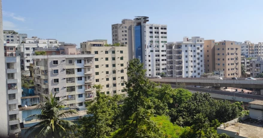 Dhaka's air quality in 'moderate' range on Tuesday morning