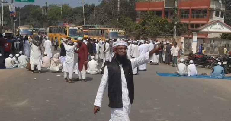 Hefazat-e-Islam activists block Cumilla-Sylhet Highway, demand case withdrawals