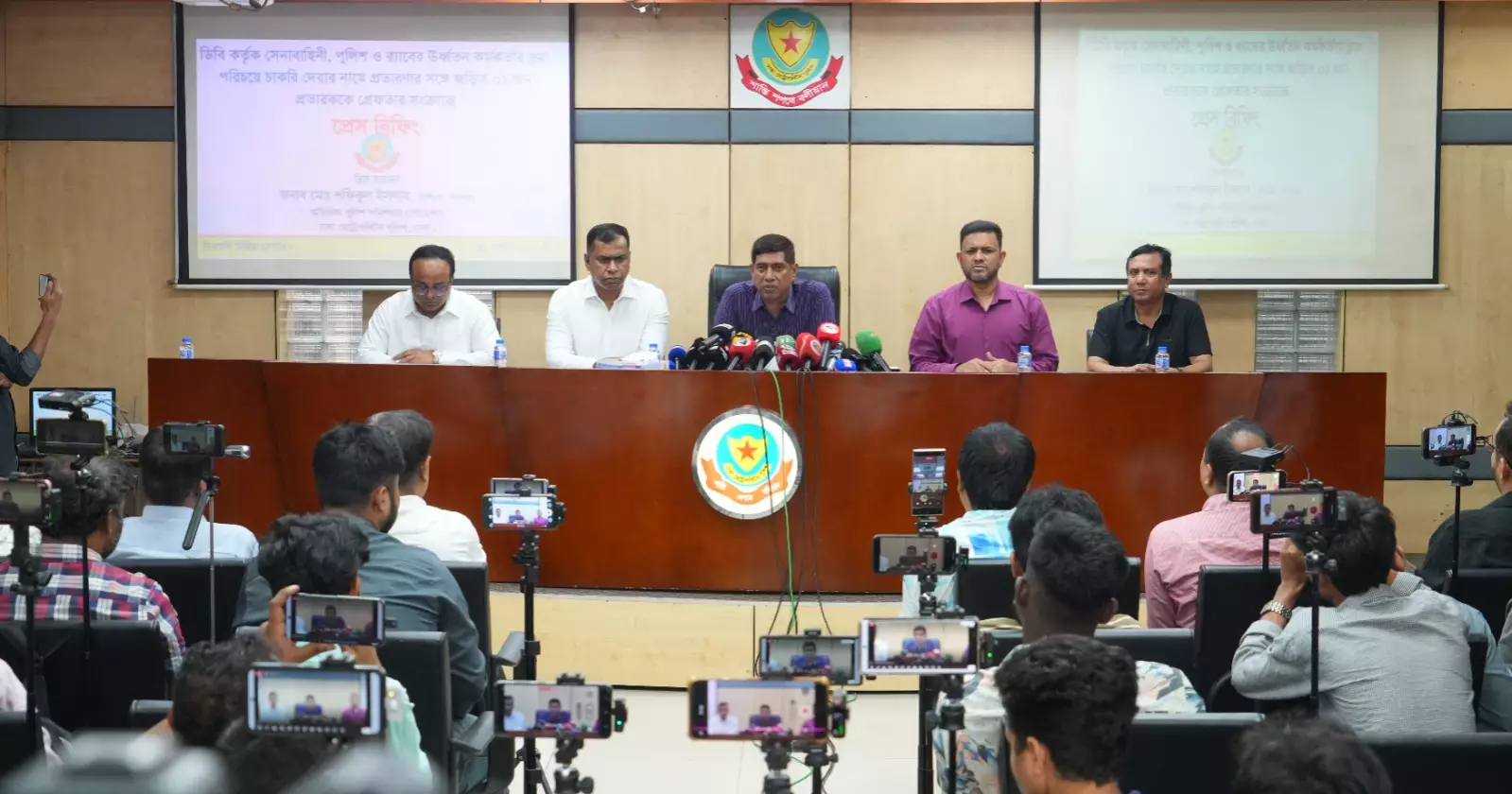 Man held for posing as senior Army, police, RAB officials to dupe job seekers