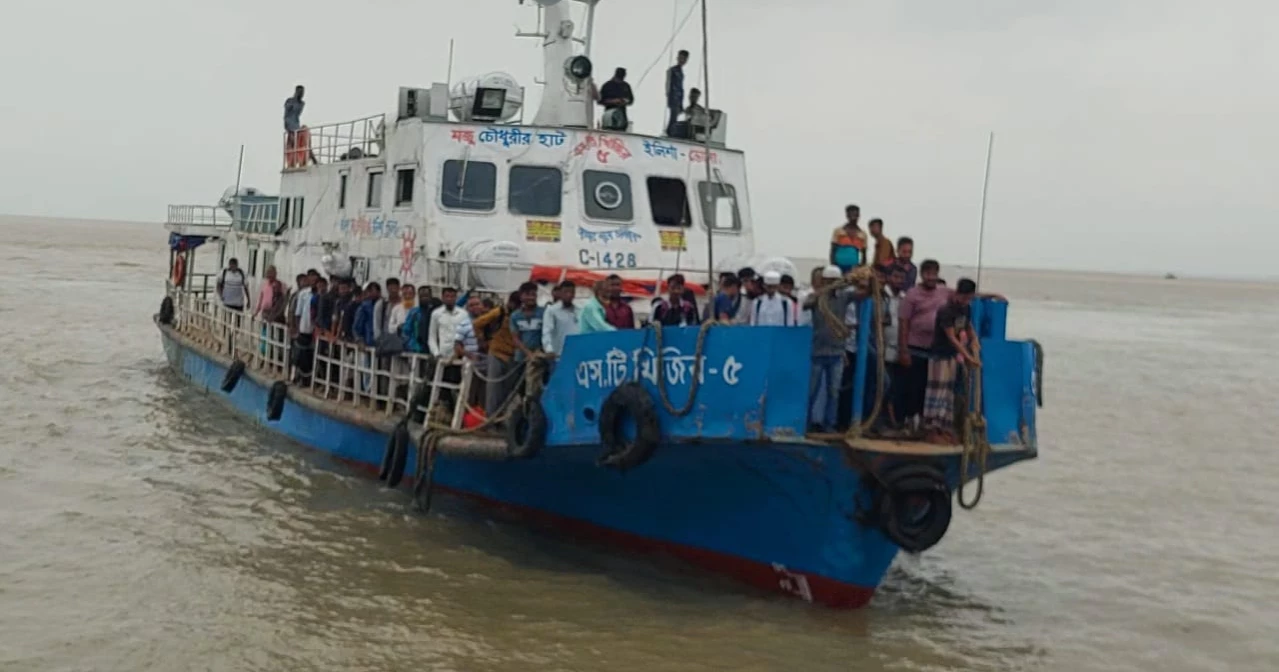 Launch, sea-truck services resume on 10 Bhola routes after 3-day suspension