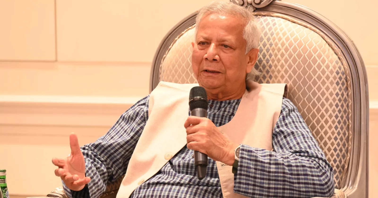 Foreign journalists laud Prof Yunus for leading Bangladesh interim govt successfully