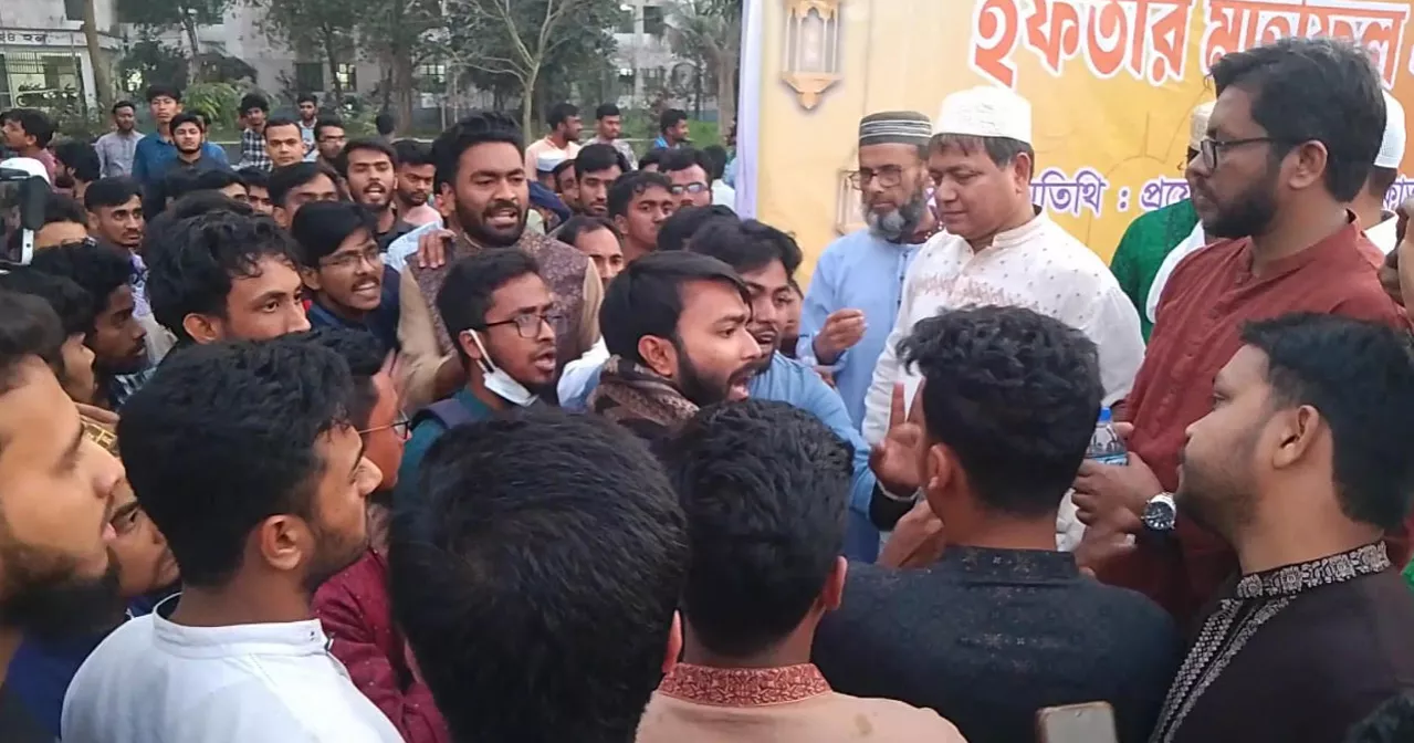 BRUR VC blocked by students over Iftar shortage