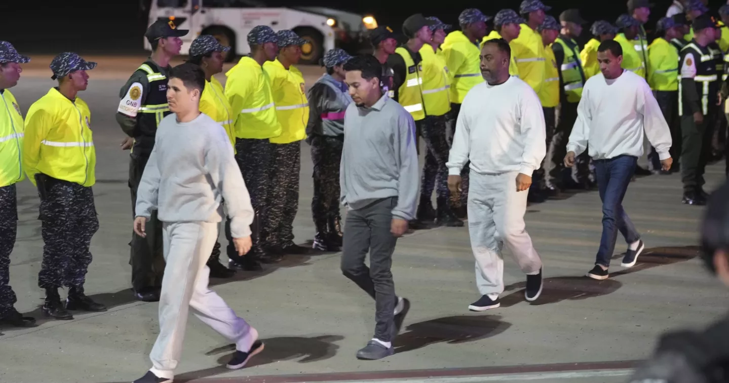 Venezuela sends 2 planes to US to return migrants, signaling a potential improvement in relations