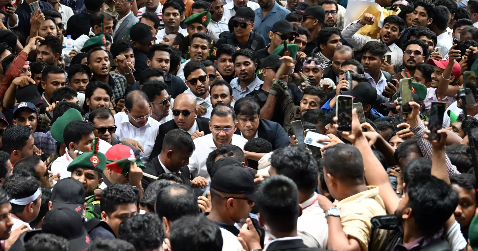 PM walks through DU campus to students’ cheers