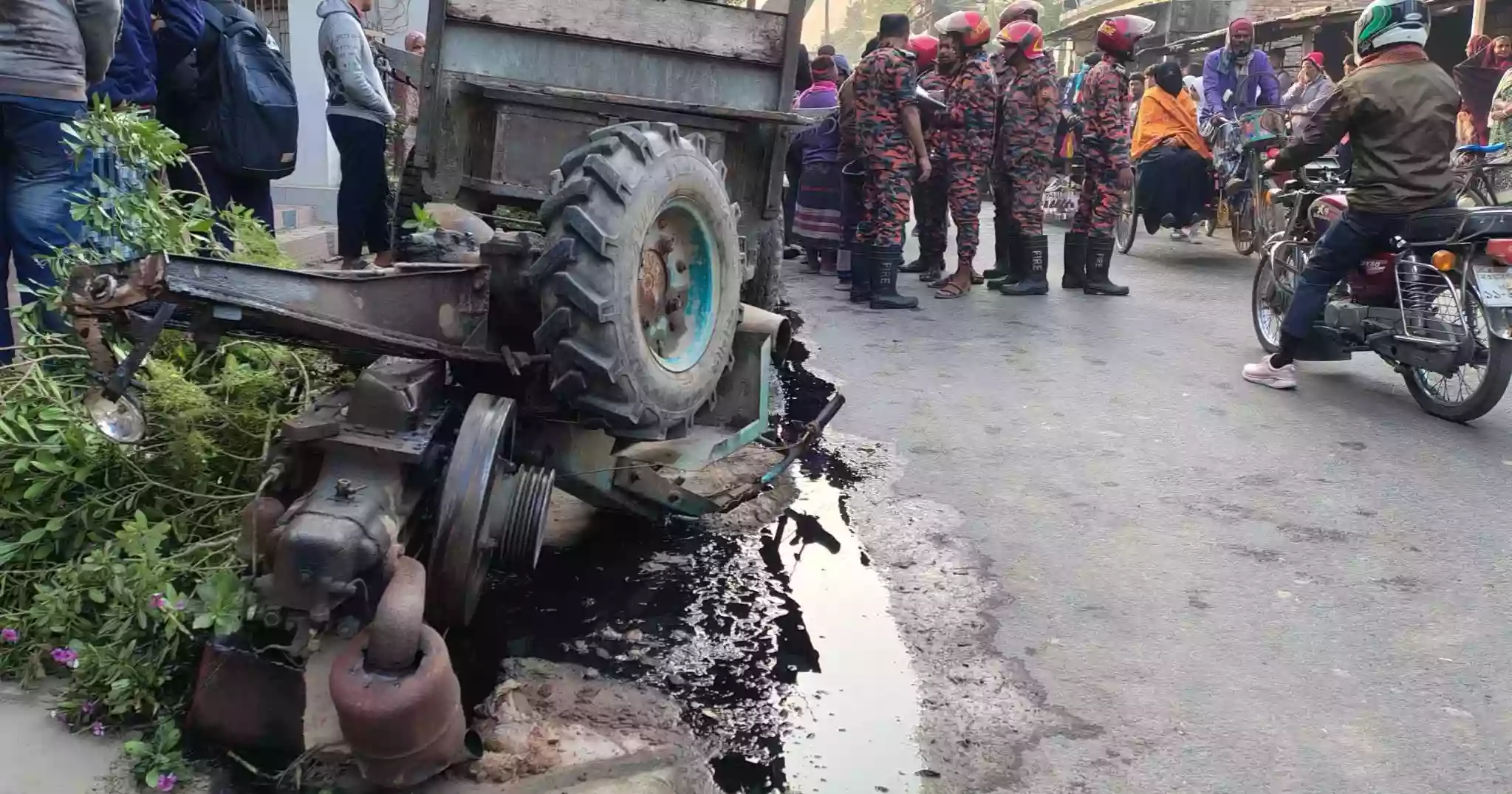 1 killed, 2 injured as trolley overturns in Chapainawabganj