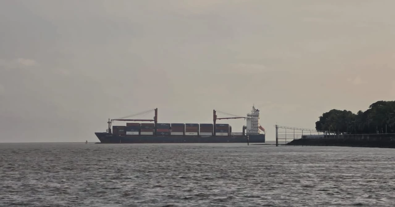 Container ship runs aground in Chattogram Port channel after steering failure