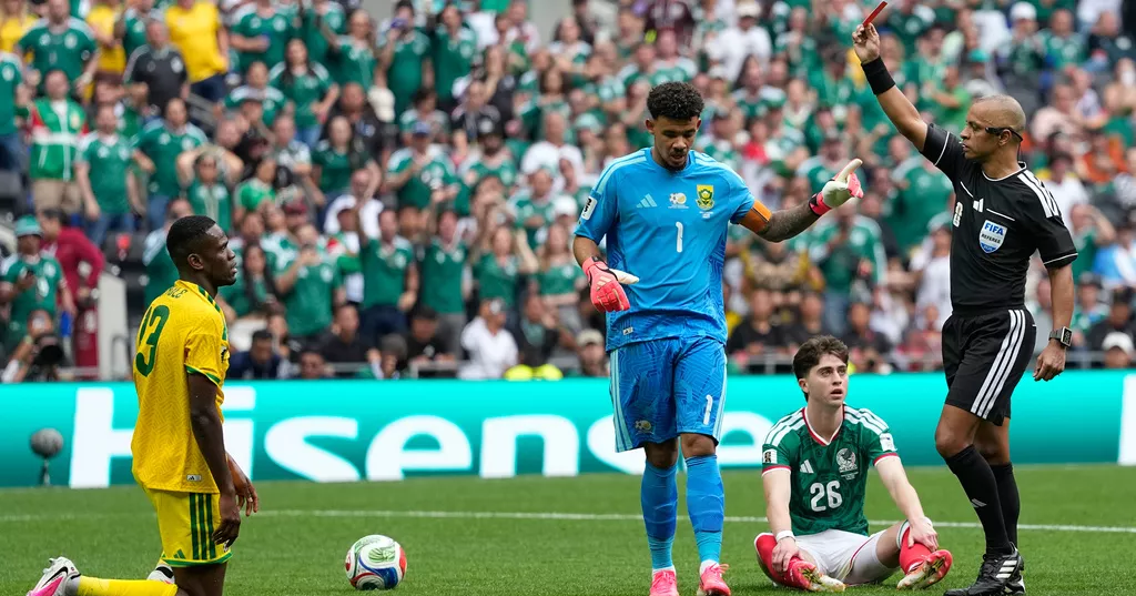 3 red cards mar Mexico-South Africa World Cup opener