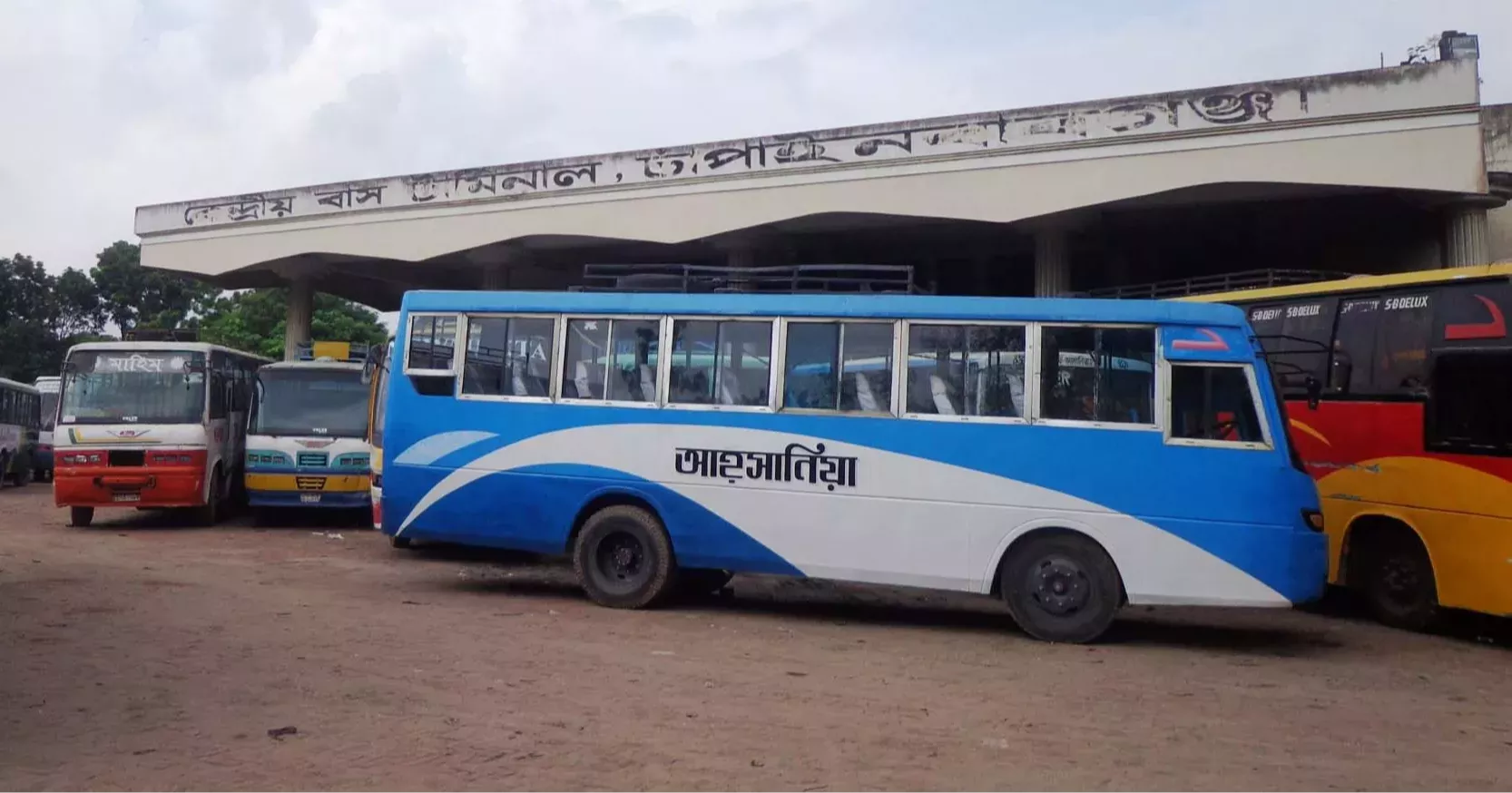Passengers suffer as bus services on Chapainawabganj-Rajshahi route remain off